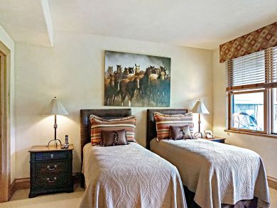 Luxury Ski Townhome Just a Short Walk to Ski Lifts.